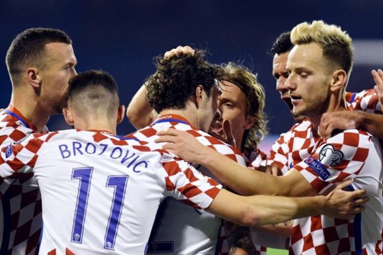 Para pemain Kroasia merayakan gol mereka ke gawang Yunani dalam partai play-off Piala Dunia 2018 zona Eropa di Stadion Maksimir, Zagreb, 9 November 2017.