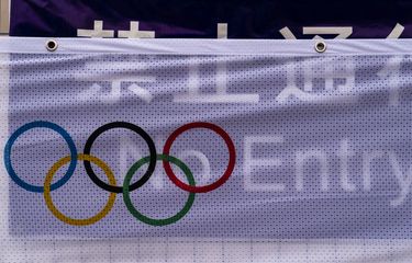 Tanda Dilarang Masuk terlihat melalui spanduk Olimpiade di luar pusat media utama menjelang Olimpiade Musim Dingin 2022, Rabu, 26 Januari 2022, di Beijing.