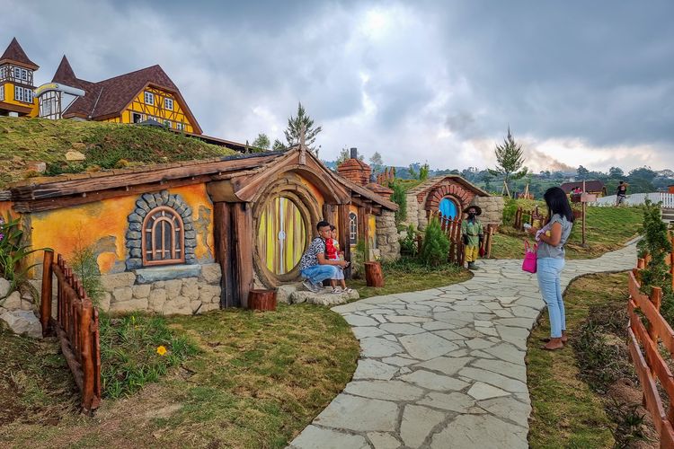 Wisatawan berfoto di rumah hobbit Cepogo Cheese Park Boyolali.