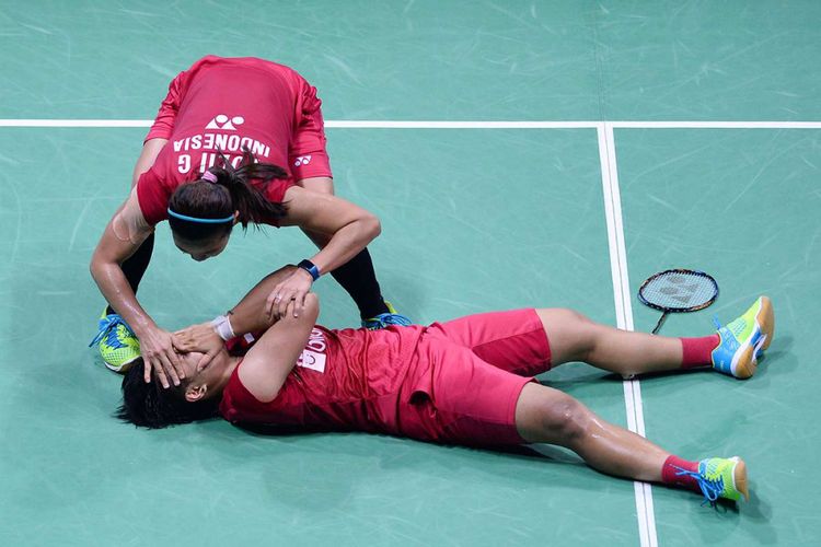 Reaksi pasangan ganda putri Indonesia, Greysia Polii (kiri) dan Apriyani Rahayu usai keluar sebagai juara di Yonex-Sunrise India Open 2018 di New Delhi, India, Minggu (4/2/2018). Greysia Polii/Apriyani Rahayu berhasil menggondol gelar juara setelah mengalahkan ganda putri Thailand Jongkolphan Kittiharakul/Rawinda Prajongjai di partai final.