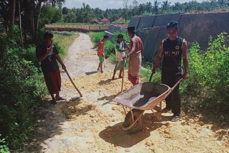 Warga Desa Plakpak, Kecamatan Pegantenan kerja bakti memperbaiki jalan rusak menuju makan orang tua dan leluluh Menkopolhukam RI, Mahfud MD.