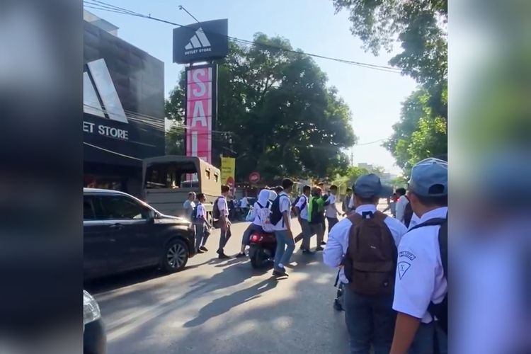 Potongan gambar salah satu siswa SMA Negeri 1 Makassar yang diduga dianiaya sejumlah seniornya di depan sekolah Jalan Gunung Bawakaraeng, Kecamatan Bontoala, Kota Makassar, Sulsel, Senin (7/10/2024).