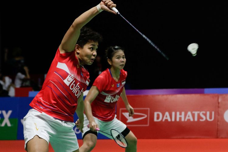 Ganda putri Indonesia, Greysia Polii dan Apriyani Rahayu bertanding melawan ganda putri Denmark, Maiken Fruergaard dan Sara Thygesen pada pertandingan final Daihatsu Indonesia Masters 2020 di Istora Senayan Jakarta, Minggu (19/1/2020). Greysia - Apriyani juara ganda putri setelah menang 18-21, 21-11, dan 23-21.