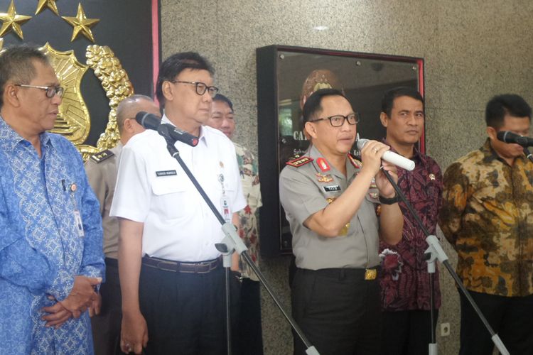 Kapolri Jenderal Pol Tito Karnavian beserta sejumlah kementerian dan lembaga usai melakukan pertemuan dan video conferwnve membahas stabilitas harga pangan di kompleks Mabes Polri, Jakarta, Rabu (3/5/2017).
