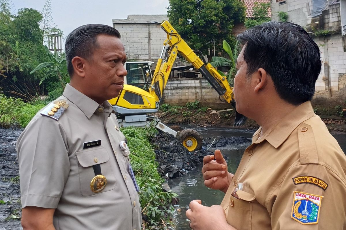 Wali Kota Jakarta Selatan Munjirin (kiri) saat melihat langsung pengerjaan normalisasi Kali Sarua di Pejaten Barat, Pasar Minggu, Jakarta Selatan, Selasa (6/2/2024).