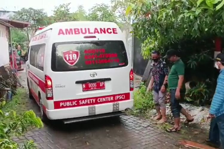 Korban Karlinah (61) asal warga Jalan Teluk Cendrawasih, Kecamatan Blimbing, Kota Malang yang menjadi korban tertimpa tembok belakang kantor Kecamatan Blimbing saat dievakuasi ke rumah sakit pada Kamis (3/2/2022) sekitar pukul 16.30.