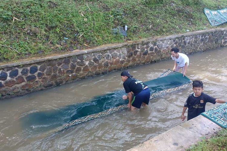 Menyambut Bulan Suci Ramdhan, masyarakat di Desa Sadu, Kecamatan Soreang, Kabupaten Bandung, Jawa Barat, kerap melakukan tradisi cuci karpet secara bergotong-royong di aliran Sungai Ciwidey