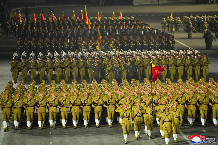 Foto ini disediakan oleh pemerintah Korea Utara, menunjukkan parade militer untuk menandai ulang tahun ke-90 tentara Korea Utara di Lapangan Kim Il Sung di Pyongyang, Korea Utara Senin, 25 April 2022. 