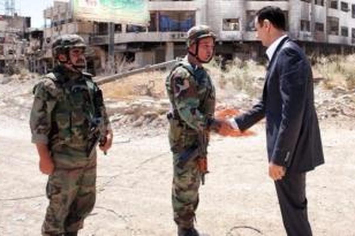 Dalam rangka memperingati hari jadi angkatan bersenjata, Presiden Suriah Bashar al-Assad mengunjungi pasukannya di kota Daraya, di sebelah selatan ibu kota Damaskus.