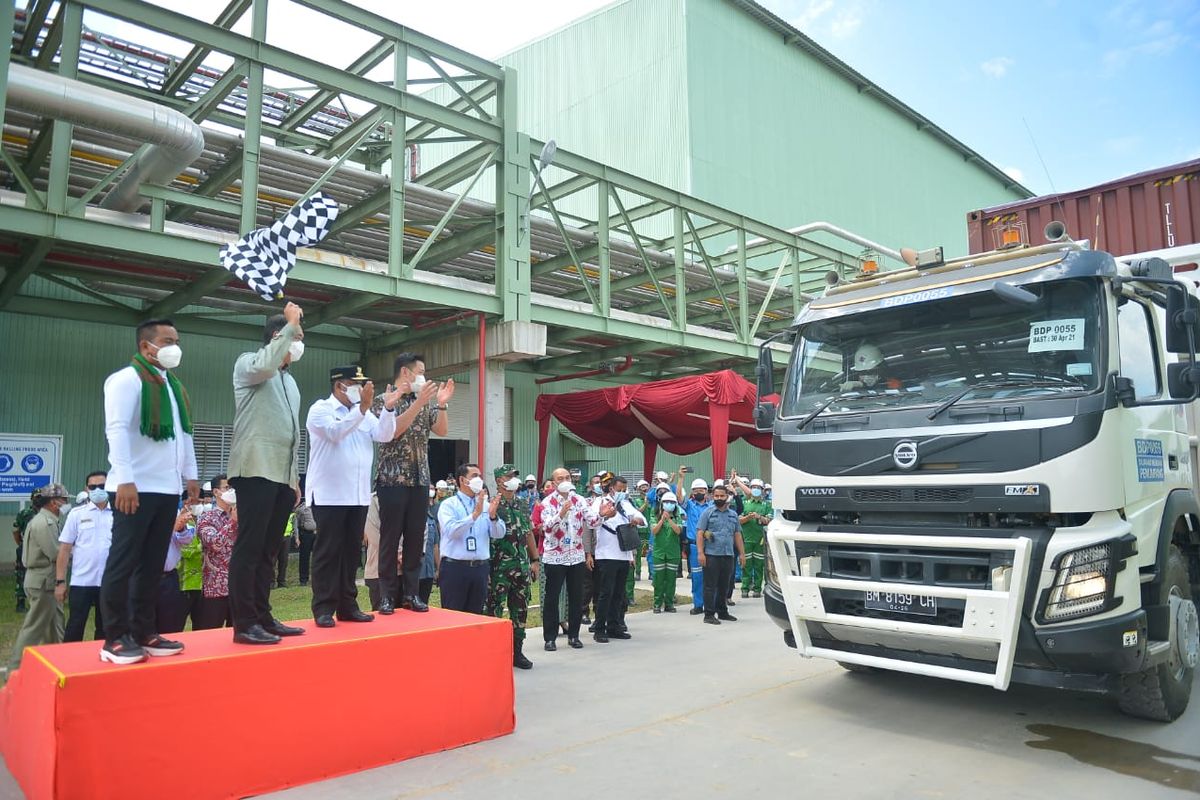 Menteri Perdagangan Muhammad Lutfi (tengah) bersama Bupati Pelalawan Zukri Misran (paling kiri), Wakil Gubernur Riau Edy Natar Nasution, dan Managing Director RGE (paling kanan) Anderson Tanoto melepas produk serat viscose rayon produksi PT Asia Pacific Rayon (APR) ke pasar global dan domestik, di Pangkalan Kerinci, Kabupaten Pelalawan, Provinsi Riau, Rabu (1/12/2021). 