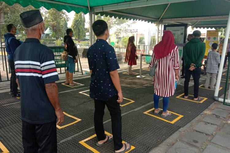 Wisatawan antre masuk ke Taman Wisata Candi Borobudur Magelang, Jawa Tengah, dengan prokes pencegahan Covid-19. Selasa (18/5/2021).