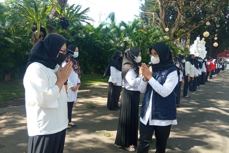 Bupati Banyuwangi Ipuk Fiestiandani  saat melantik relawan tenaga kesehatan, Rabu (1/9/2021).