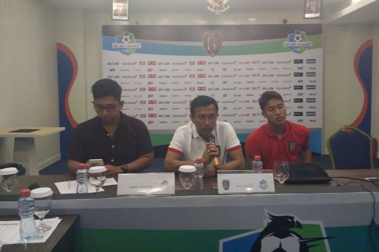 Pelatih Bali United Widodo C. Putro (tengah) saat memberikan keterangan pers jelang pertandingan menghadapi PSM Makasar