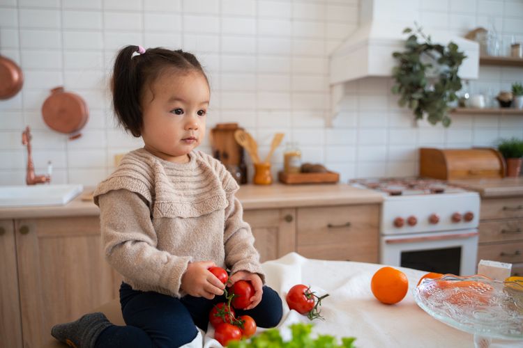 Sensory play, seperti mengajak anak mencampuradukkan beberapa bahan atau belajar memasak, termasuk aktivitas bonding time.