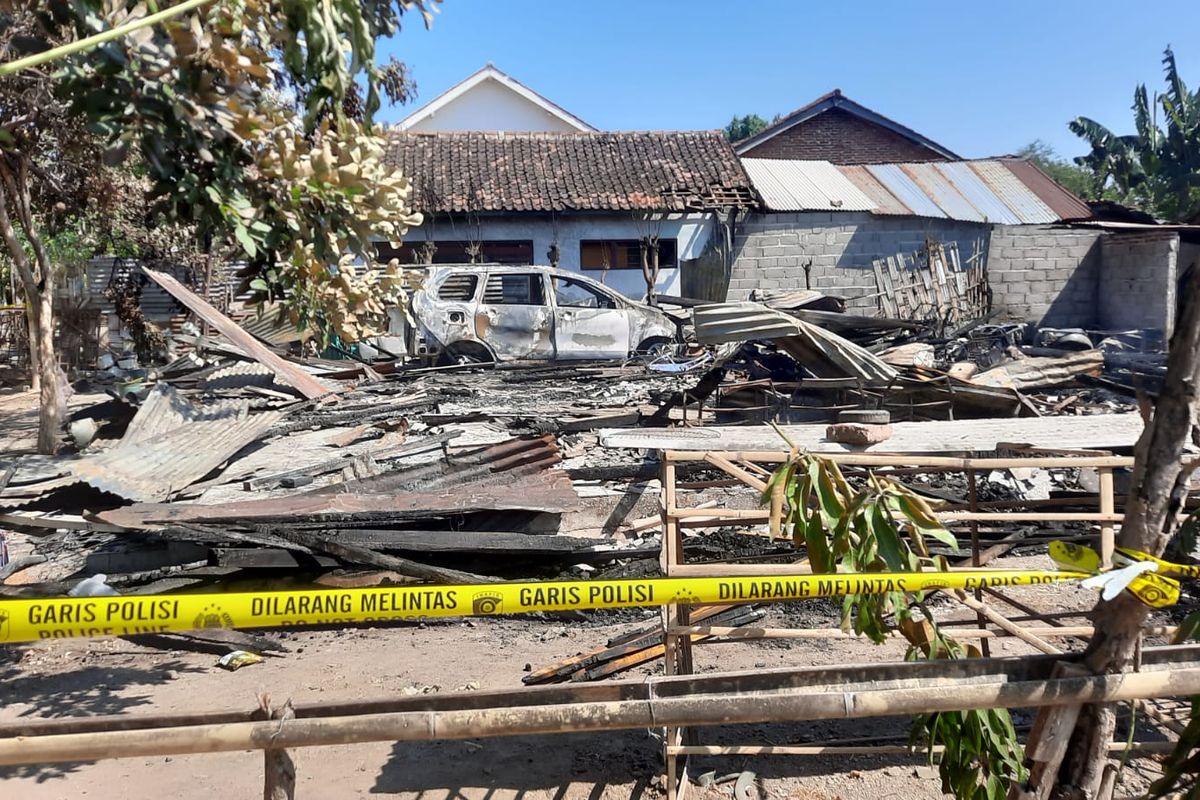 Dua rumah di Dusun Lugundang, Desa Talkandang, Kecamatan Situbondo Kota, Kabupaten Situbondo, Provinsi Jawa Timur terbakar pada Jumat (19/7/2024).
