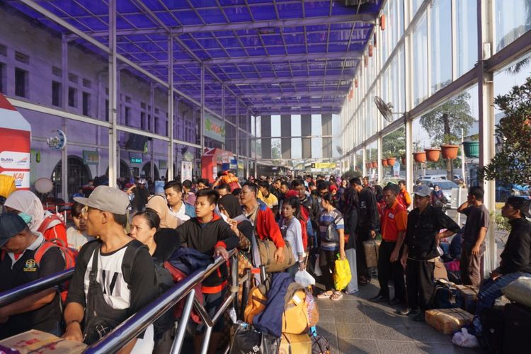 Stasiun Senen, Jakarta Pusat dipadati penumpang dari berbagai tujuan. Sejumlah penjagaan dari internal pihak stasiun hingga petugas kepolisian dikerahkan untuk menjaga keamanan di kawasan tersebut, Senin (11/6/2018).