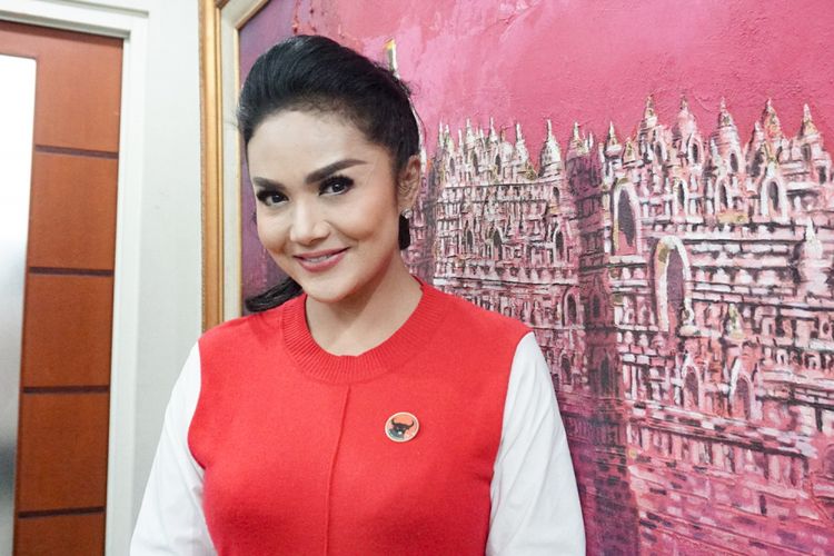 Diva pop Krisdayanti saat ditemui di DPP PDI Perjuangan di Menteng, Jakarta Pusat, Senin (30/7/2018).
