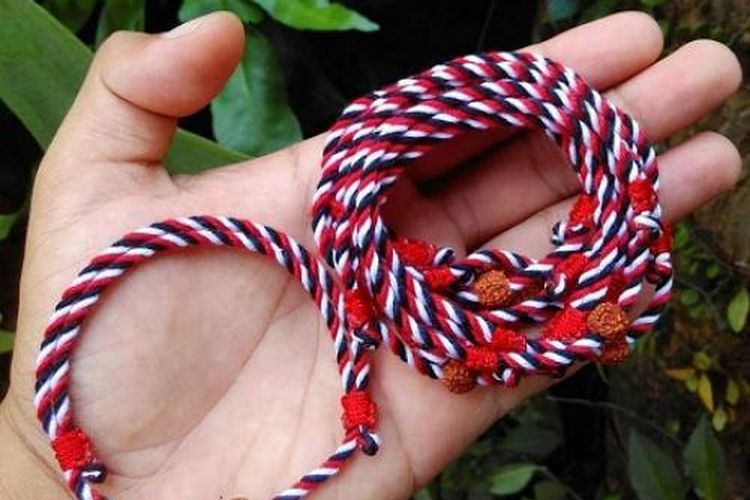 Bentuk gelang Tridatu khas Bali.