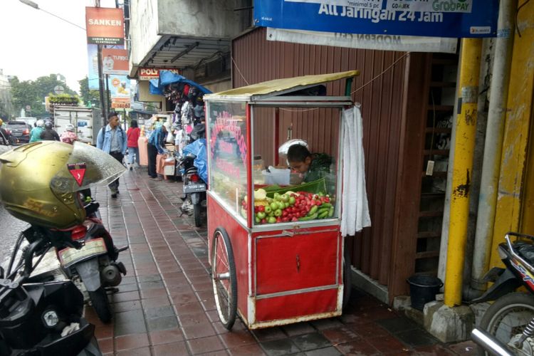 Penjual asinan bogor, yang ada di kawasan Merdeka, Kota Bogor.