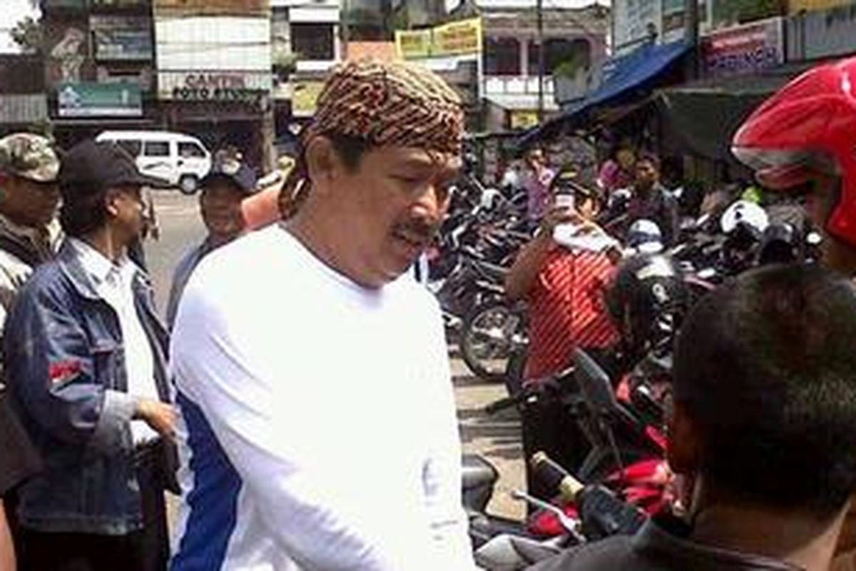 Calon Wakil Gubernur nomor urut satu Cecep Toyib berkampanye di Pasar Singaparna, Kabupaten Tasikmalaya, Sabtu (9/2/2013).