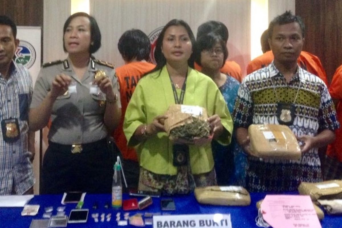 Kasat Narkoba Polres Metro Jaksel Kompol Vivick Tjangkung (tengah) saat konferensi pers di Polda Metro Jakarta Selatan, Jumat (10/3/17)