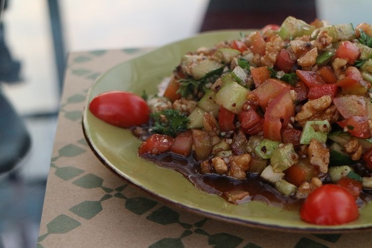 Kuliner khas Turki, gavurdagi salatasi di Warung Turki, Jakarta, Senin (23/5/2018). Kuliner itu olahan timun, tomat, kacang walnut dengan saus delima nerah.