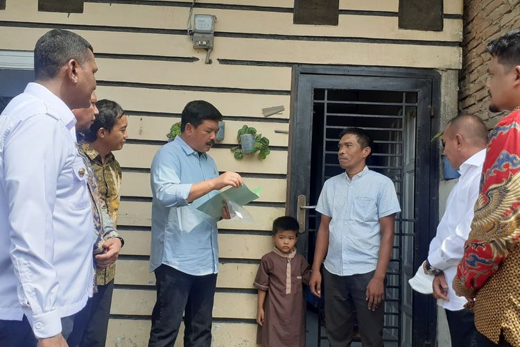 Menteri ATR/BPN Hadi Tjahjanto saat menyerahkan 10 sertifikat tanah kepada warga Desa Medan Tenggara, Kota Medan, Kamis (17/11/2022).