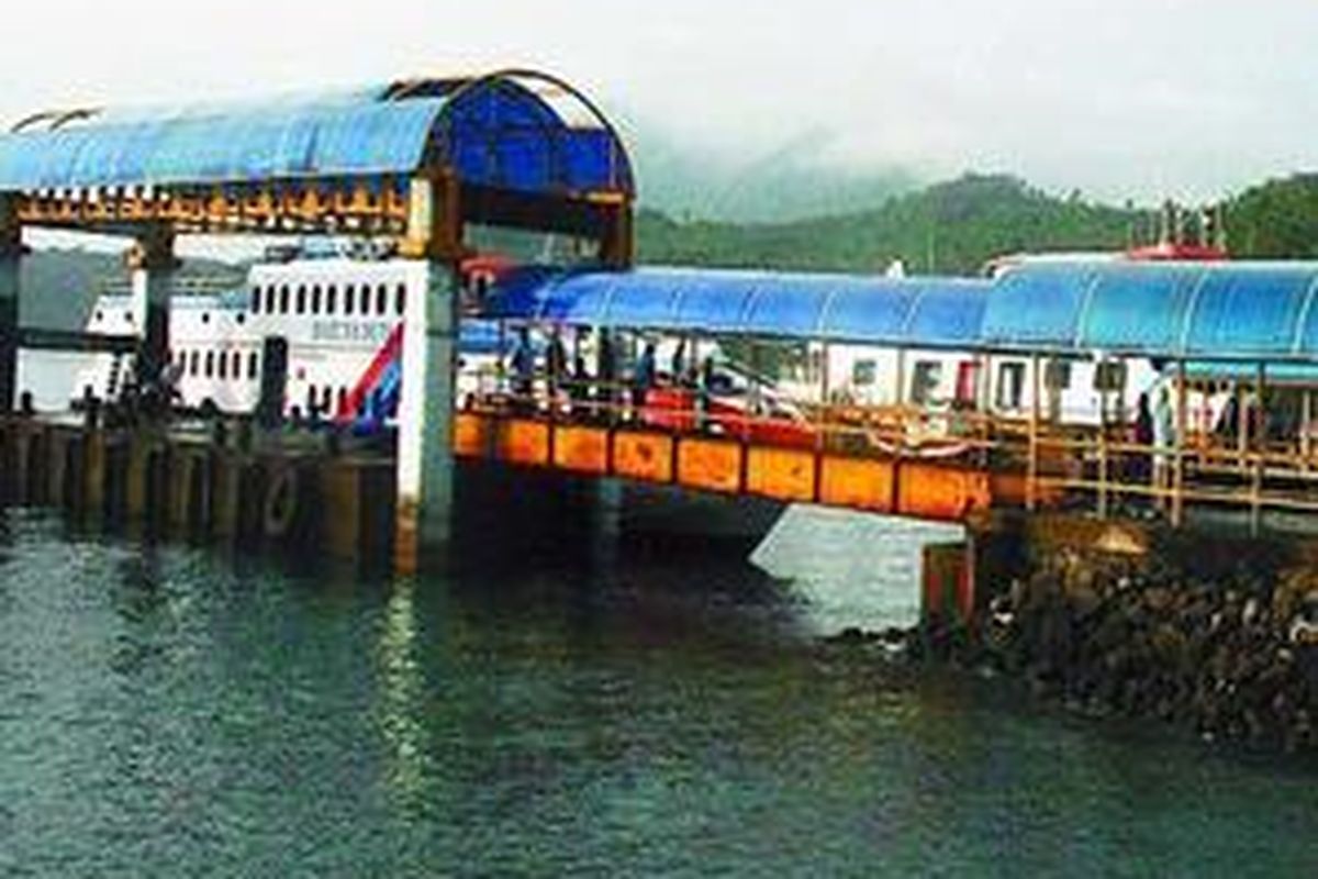 Sebuah kapal penumpang sedang sandar.