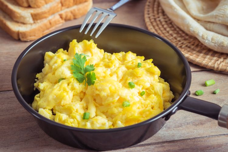 Ilustrasi scrambled eggs atau telur orak-arik.