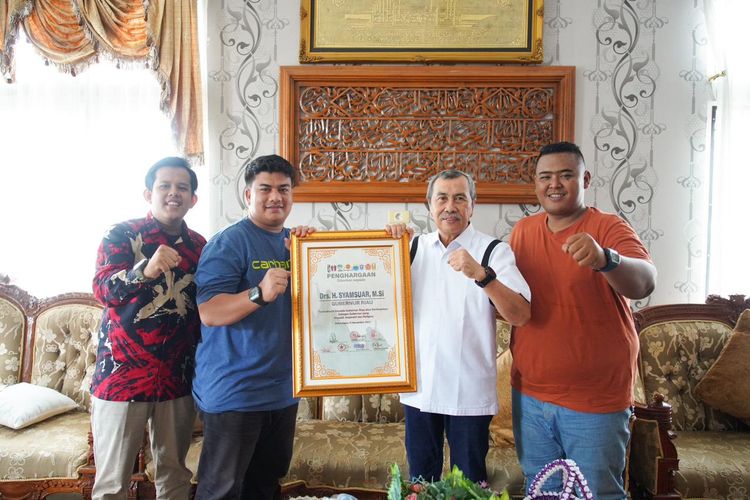 Delapan organisasi mahasiswa yang tergabung dalam Cipayung Plus Provinsi Riau memberikan penghargaan kepada mantan Gubernur Riau Syamsuar. Penyerahan penghargaan berlangsung di rumah pribadi Syamsuar, Pekanbaru, Riau, Senin (20/11/2023).
