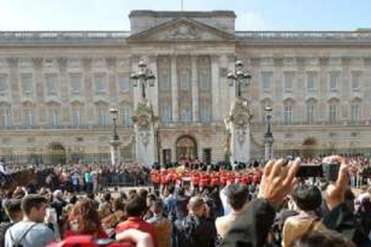 Penutupan jalan-jalan di sekitar Istana Buckingham saat pergantian petugas jaga 'untuk mencegah serangan'.
