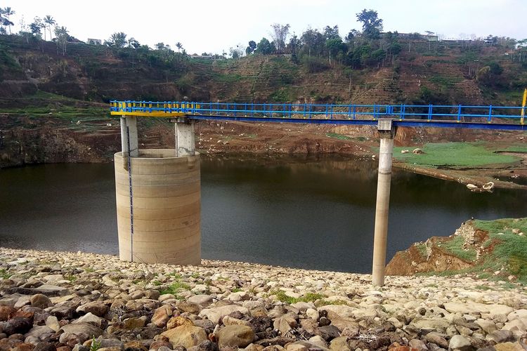 Kritis, belasan hektar lahan di waduk Gonggang akan ditanami pohon buah. Dalam kegiatan Gerakan Nasional  Nasional Pemulihan DAS 2019,DAS Solo membagikan 16.000 bibit pohon buah kepada masyarkat di sekitar waduk Gonggang.