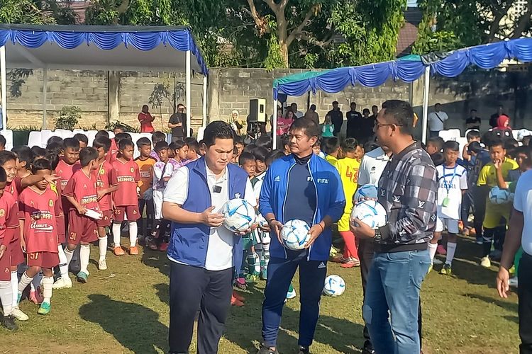 Ketum PSSI Erick Thohir saat datang di acara Grassroot Footbal Festival di Kota Yogyakarta, Minggu (3/9/2023)