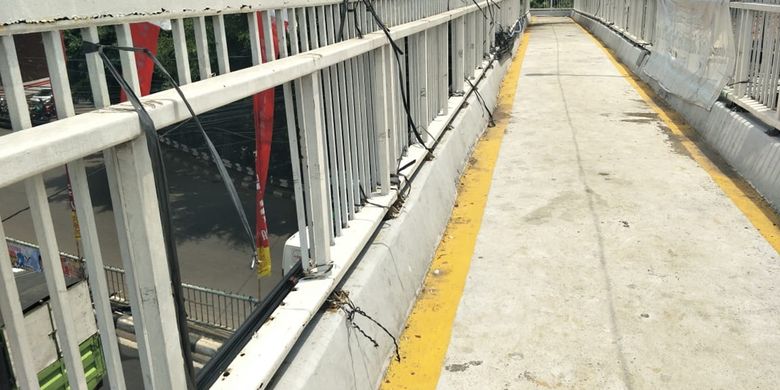 Kondisi Jembatan Penyeberangan Orang (JPO) di Jalan Dewi Sartika, Cawang, Jakarta Timur, tampak tidak terawat, Selasa (19/11/2019).