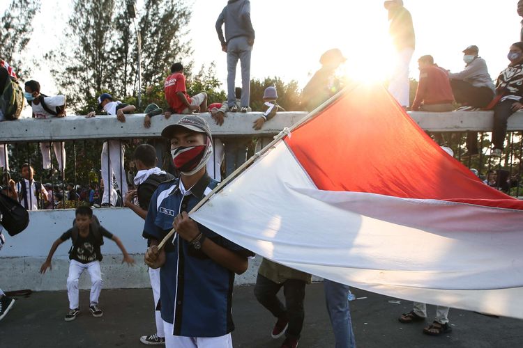 Bentrokan antara aparat polisi dan demonstran pelajar terjadi di Slipi, Jakarta Barat, Senin (30/9/2019). Akibat kericuhan ini tol dalam kota di kawasan Slipi lumpuh total.