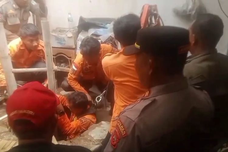 Petugas Damkar bersama BPBD serta dibantu dari pihak kepolisian dan warga setempat saat masuk ke dalam sumur untuk mengangkat tubuh kakek Warta (71) yang tewas tenggelam ketika hendak menyelamatkan cucunya yang tercubur ke dalam sumur di Desa waringin, Kecamatan Palasah, Kabupaten Majalengka, Jawa Barat, Selasa (21/10/2025).