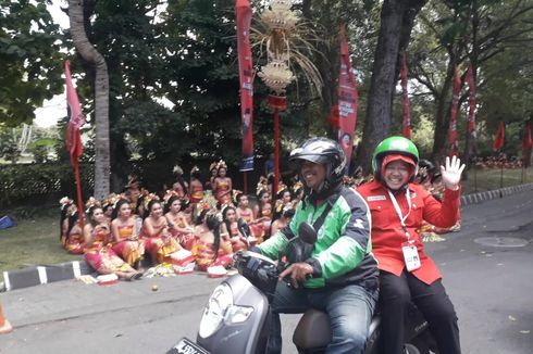 Hadiri Kongres PDI-P, Risma Naik Ojek Online Kemudian Kursi Roda