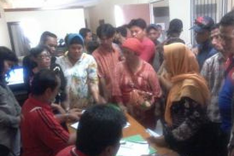 Puluhan pedagang mendaftarkan diri di kantor PD Pasar Jaya untuk mendapatkan kios di Pasar Blok G Tanah Abang, Rabu (31/7/2013). Petugas pendaftar yang hanya berjumlah dua orang kewalahan meladeni antusiasme para pedagang.