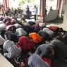 56 Napi Lapas Semarang Sujud Syukur Jalani Asimilasi di Rumah