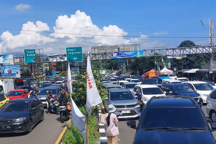 Situasi arus kendaraan di kawasan wisata Puncak Bogor, tepatnya di Simpang Gadog, Ciawi, Kabupaten Bogor, Sabtu (13/4/2024).
