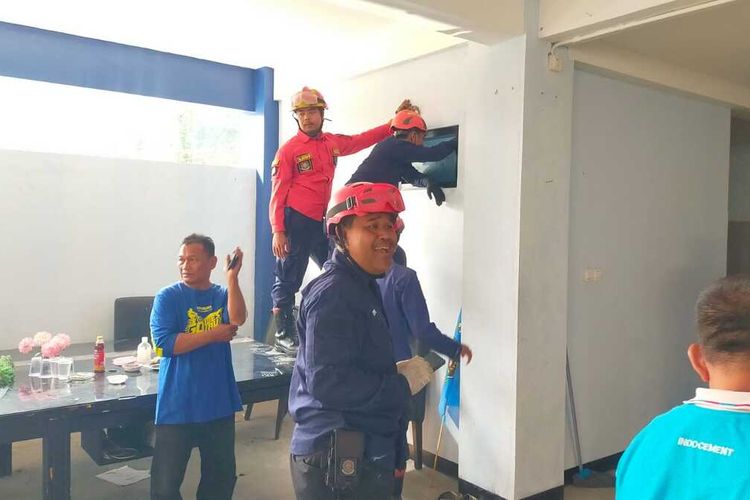 Sebanyak enam personel pemadam kebakaran (Damkar) Kabupaten Bogor, Jawa Barat, sedang mengevakuasi pemuda yang mengurung diri di dalam kamar mandi Kantor Graha Wartawan, Cibinong, Sabtu (12/8/2023).
