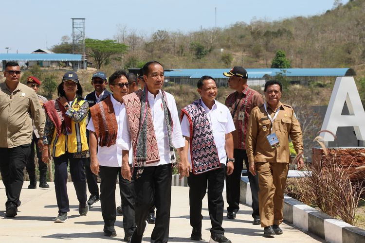  Menteri Dalam Negeri (Mendagri) Muhammad Tito Karnavian selaku Kepala Badan Nasional Pengelola Perbatasan (BNPP) mendampingi Presiden Republik Indonesia (RI) Joko Widodo (Jokowi) meresmikan tujuh Pos Lintas Batas Negara (PLBN) di Kabupaten Timor Tengah Utara, Nusa Tenggara Timur (NTT), Selasa (2/10/2024). 