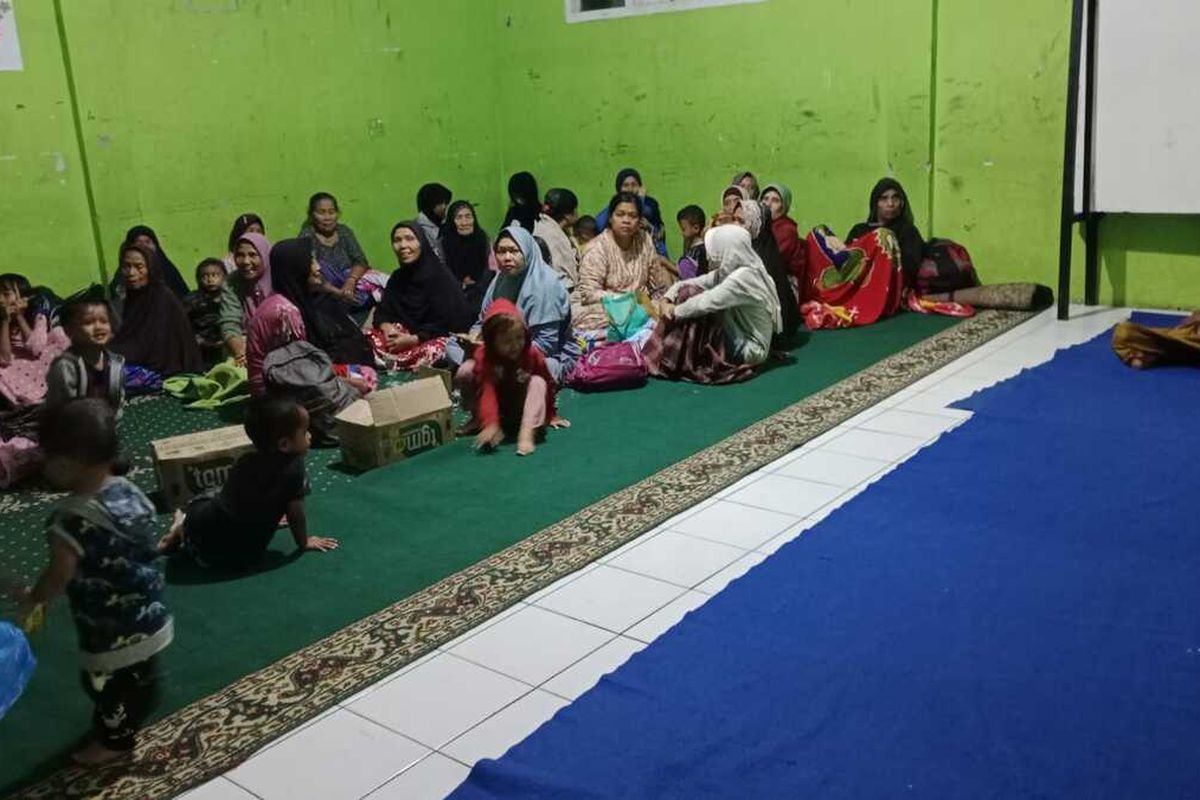 Korban banjir di Kecamatan Sukaresik, Kabupaten Tasikmalaya, Jawa Barat, terpaksa mengungsi di tempat darurat karena rumahnya masih tergenang air banjir setinggi 1,5 meter pada Jumat (14/3/2025).