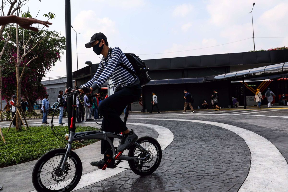 Pekerja menggunakan sepeda menuju kantornya di Stasiun Tanah Abang, Jakarta Pusat, Senin (8/6/2020). Pemprov DKI Jakarta mengizinkan perkantoran kembali beroperasi sejak hari ini, namun dengan penerapan protokol kesehatan.