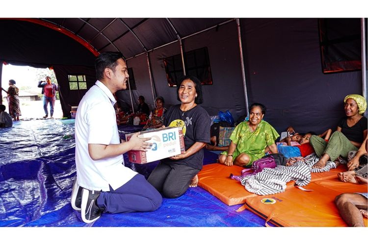 BRI memberikan berbagai bantuan yang terdiri dari penyaluran ratusan paket makanan cepat saji, air mineral, dan perlengkapan bayi. 