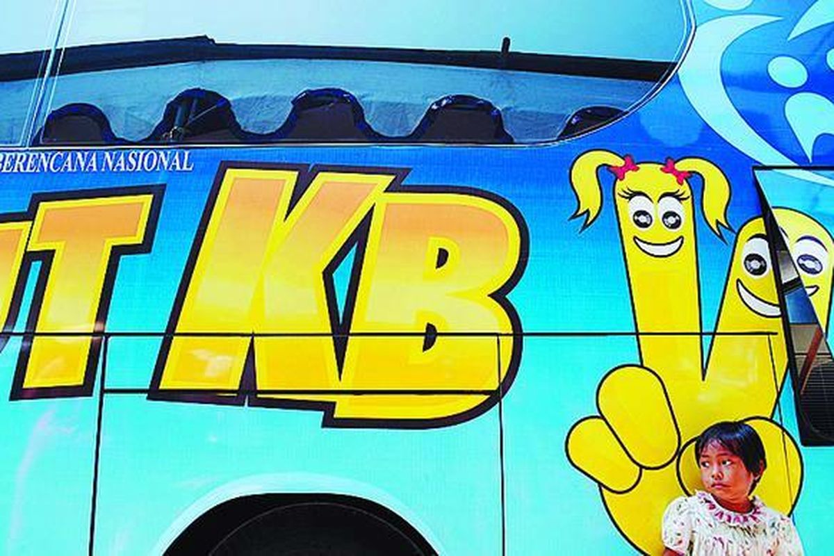 Seorang anak menunggu orangtuanya yang mengikuti program Keluarga Berencana (KB) dengan memasang alat kontrasepsi gratis di kampung nelayan, Tambaklorok, Semarang, Jawa Tengah.