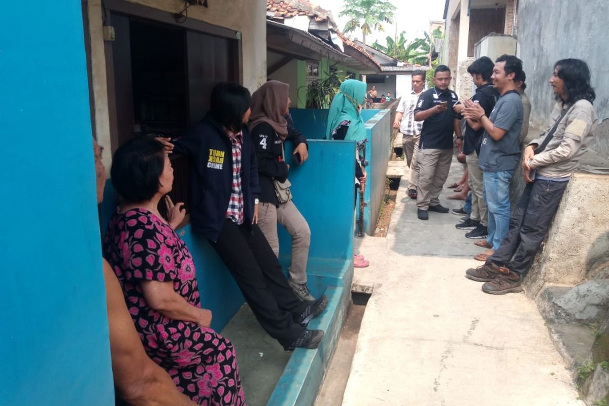 Olah Tempat Kejadian perkara di Jalan Jengkol, Gang Swadaya II, Selasa (17/7/2018).