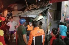 Disapu Angin Kencang dan Hujan, Rumah di Bandung Ambruk, 4 Luka-luka