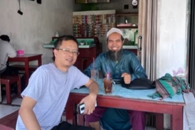 Dua mantan personel Sheila On 7 Anton dan Sakti saat bertemu di sebuah warmindo di daerah Yogyakarta.