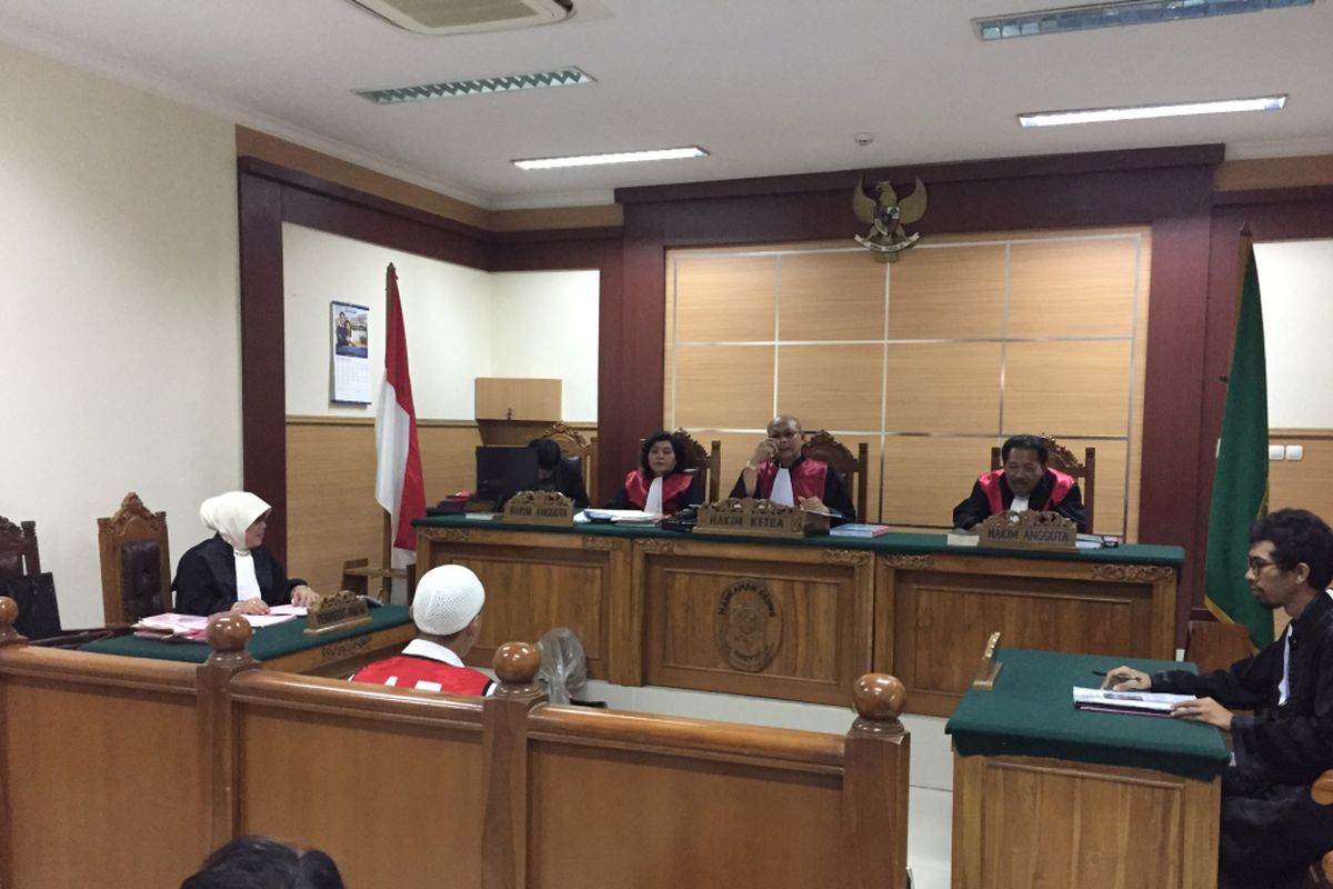 Suasana sidang kasus pembunuhan Italia Chandra Kirana Putri di Pengadilan Negeri Tangerang, Senin (23/10/2017) sore. Terdakwa kasus ini, Sudirman, didakwa dengan pasal berlapis oleh jaksa penuntut umum. 